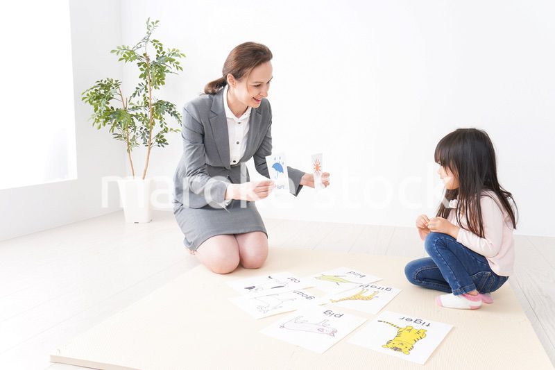 ネイティブスピーカーと英語を勉強する子ども