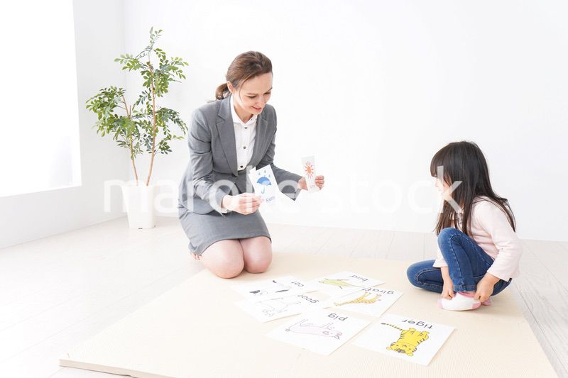 英語教室でネイティブ教師の授業を受ける子ども