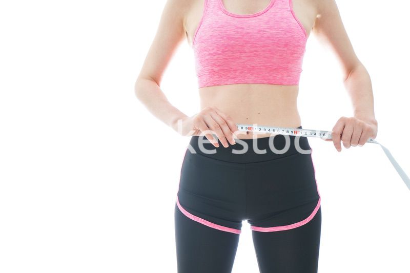 ダイエットをする若い女性