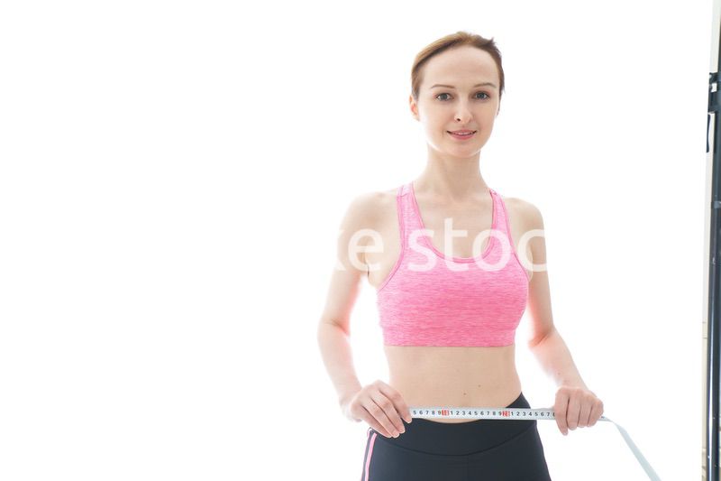 ダイエットをする若い女性