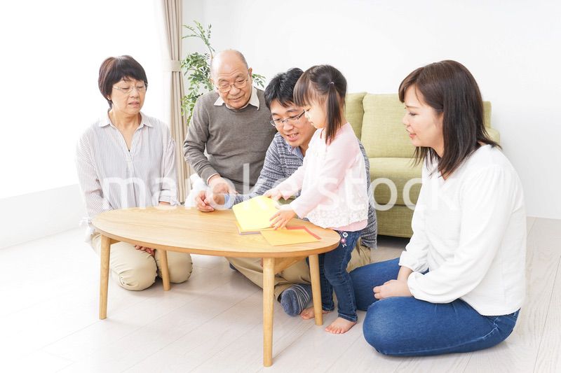 折り紙で遊ぶ子供と家族