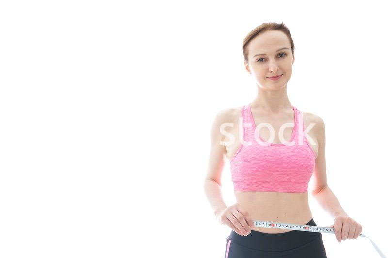 ダイエットをする若い女性