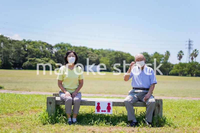ソーシャルディスタンスを確保しコロナウイルス感染を予防する高齢者