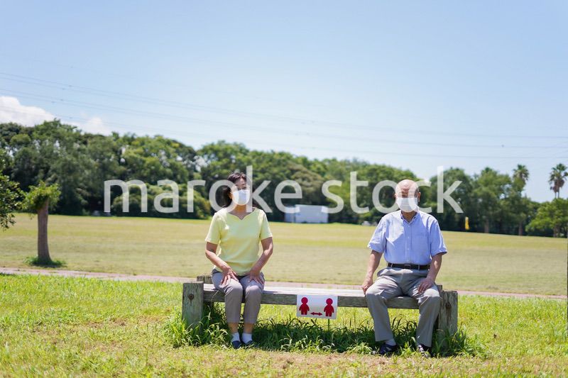 ソーシャルディスタンスを確保しコロナウイルス感染を予防する高齢者