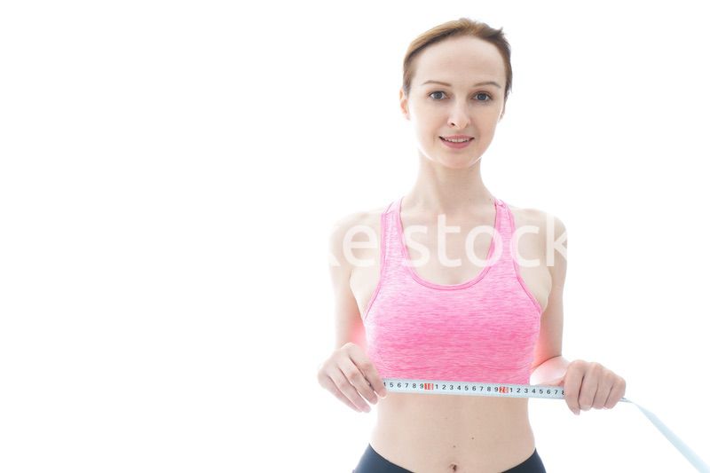 ダイエットをする若い女性