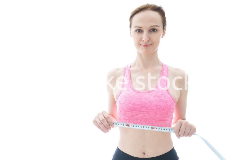 ダイエットをする若い女性