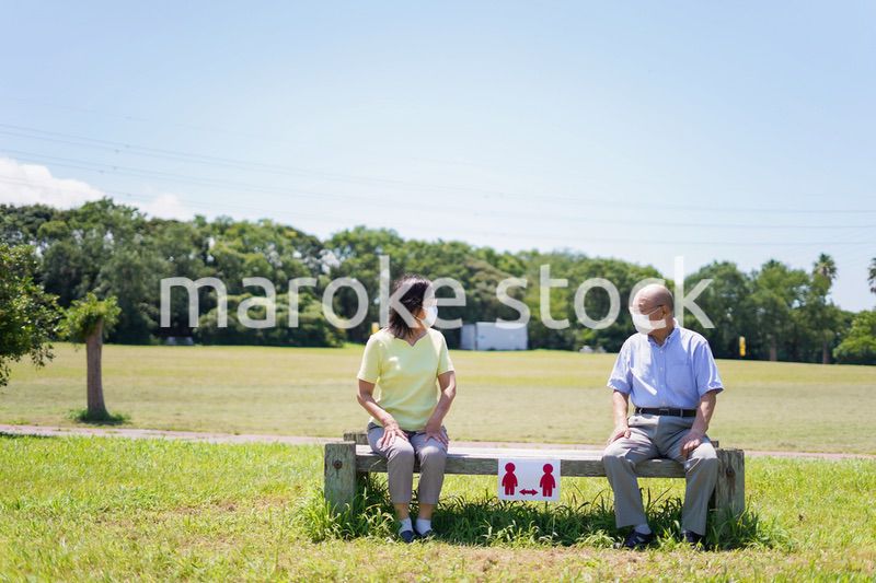 ソーシャルディスタンスを確保しコロナウイルス感染を予防する高齢者