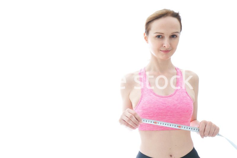 ダイエットをする若い女性