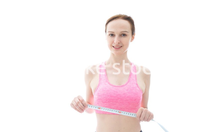 ダイエットをする若い女性