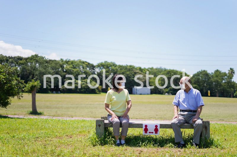 ソーシャルディスタンスを確保しコロナウイルス感染を予防する高齢者