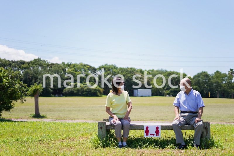 ソーシャルディスタンスを確保しコロナウイルス感染を予防する高齢者