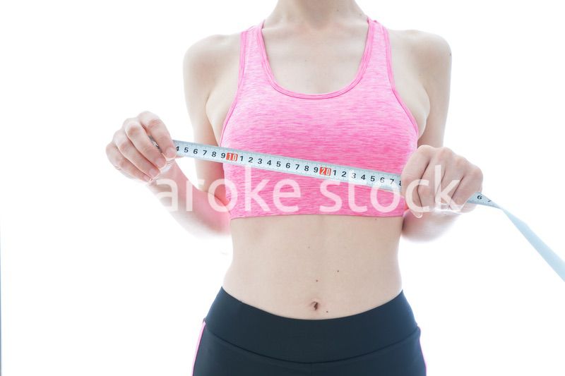 ダイエットをする若い女性