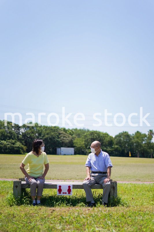 ソーシャルディスタンスを確保しコロナウイルス感染を予防する高齢者