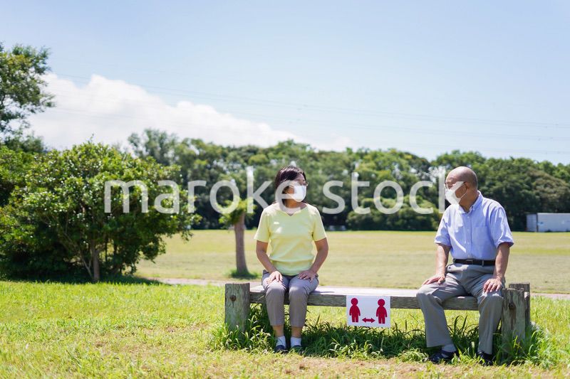 ソーシャルディスタンスを確保しコロナウイルス感染を予防する高齢者