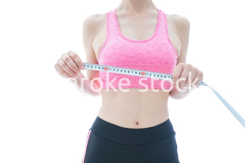 ダイエットをする若い女性