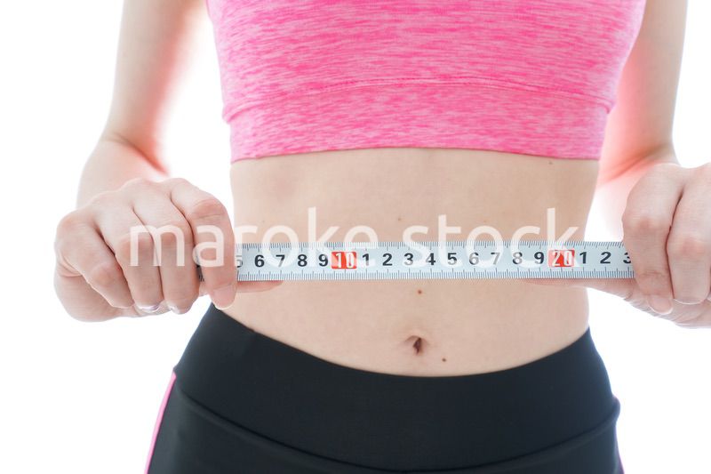 ダイエットをする若い女性