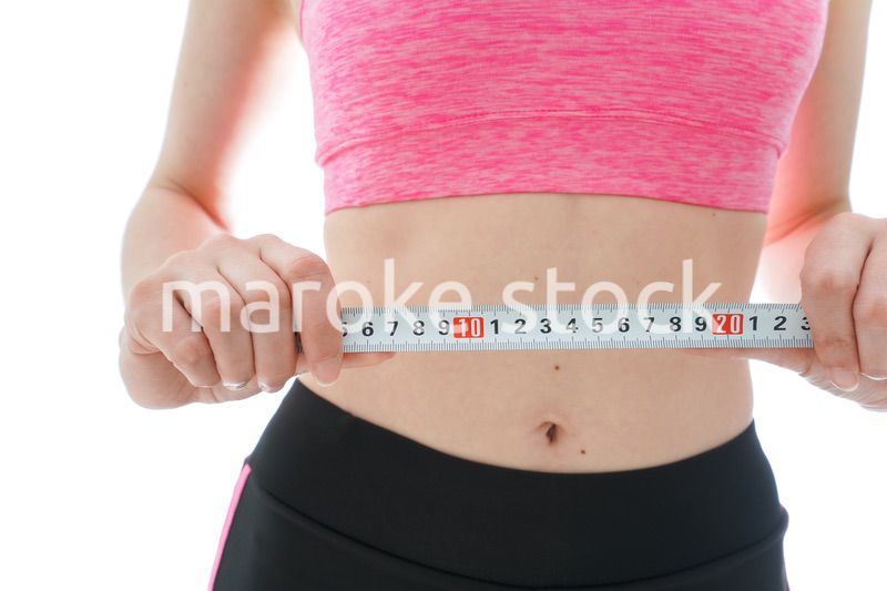 ダイエットをする若い女性