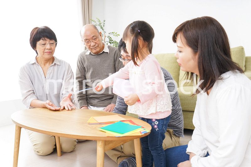 折り紙で遊ぶ子供と家族
