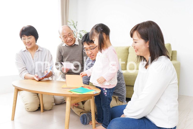折り紙で遊ぶ子供と家族