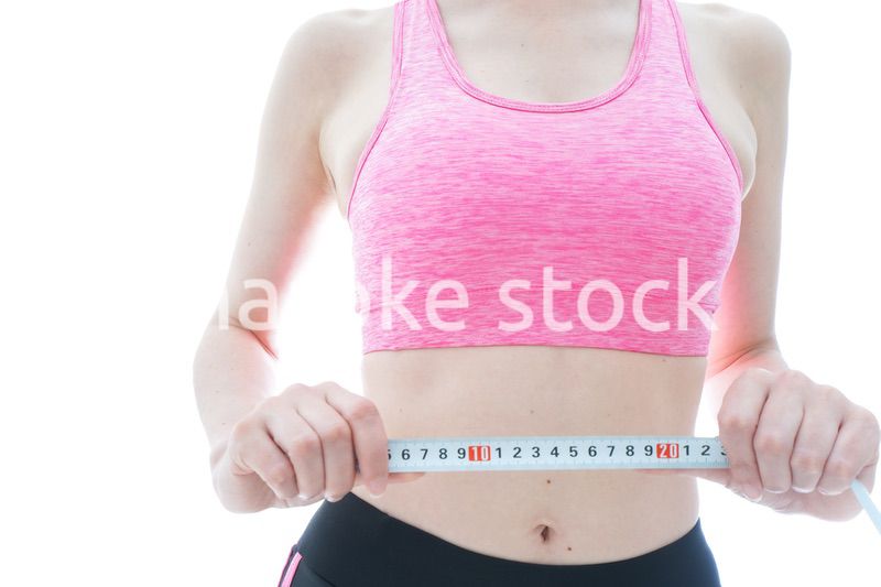 ダイエットをする若い女性