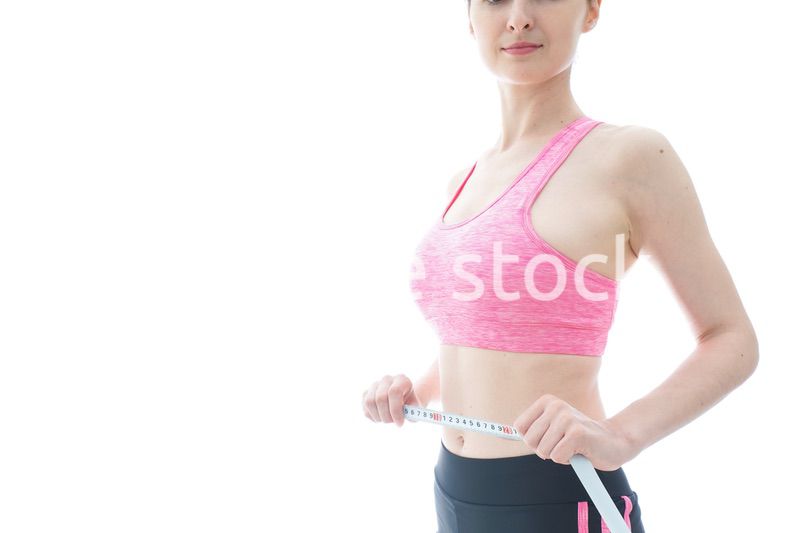 ダイエットをする若い女性