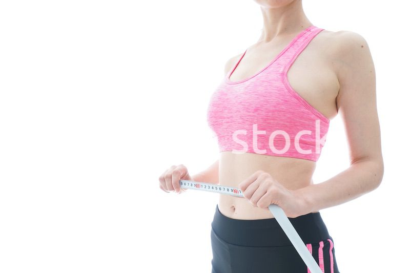 ダイエットをする若い女性