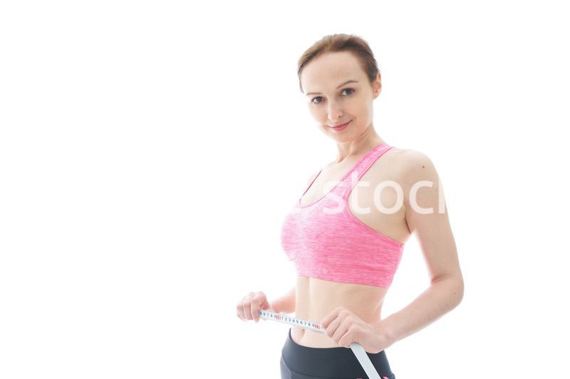 ダイエットをする若い女性