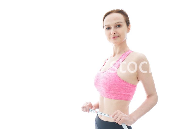 ダイエットをする若い女性