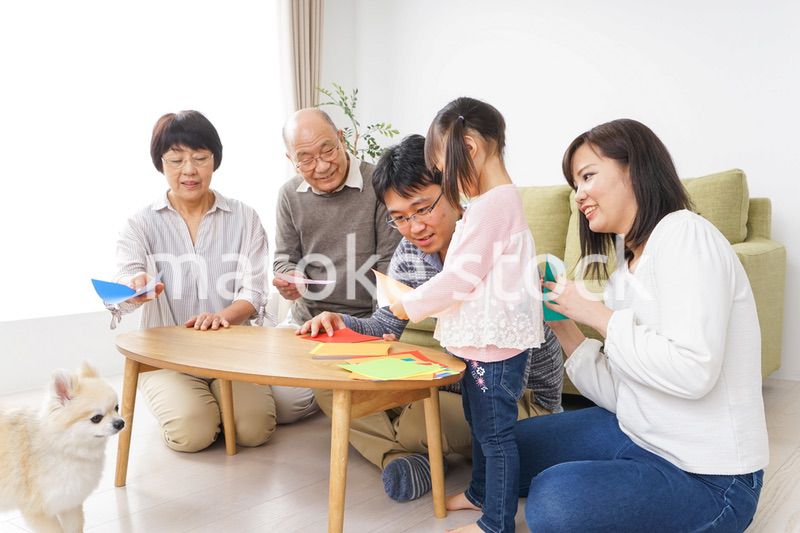 折り紙で遊ぶ子供と家族