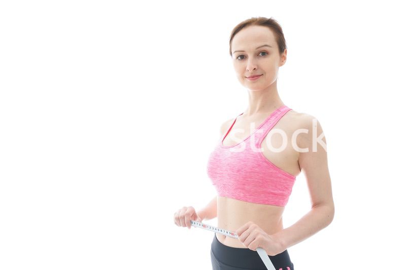 ダイエットをする若い女性