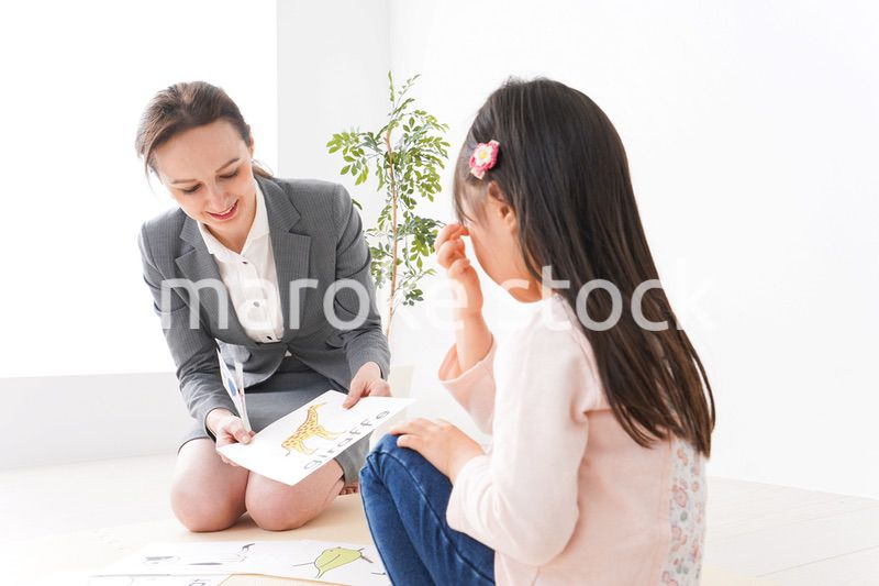 英語教室でネイティブ教師の授業を受ける子ども