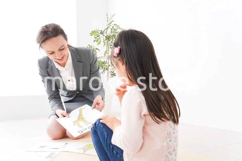 ネイティブスピーカーと英語を勉強する子ども