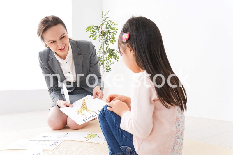 英語教室でネイティブ教師の授業を受ける子ども