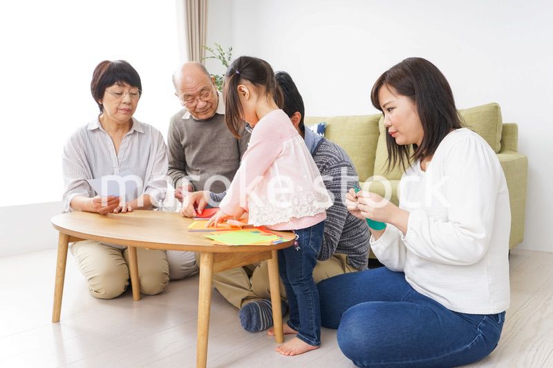 折り紙で遊ぶ子供と家族