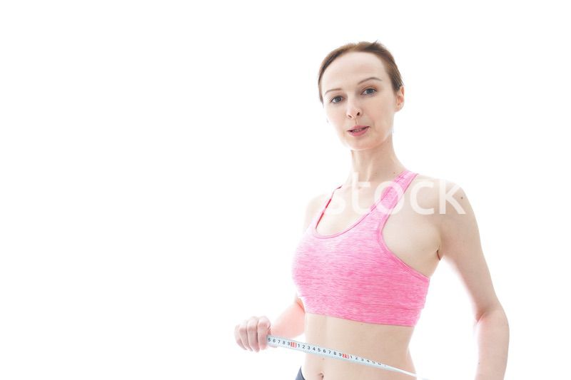 ダイエットをする若い女性