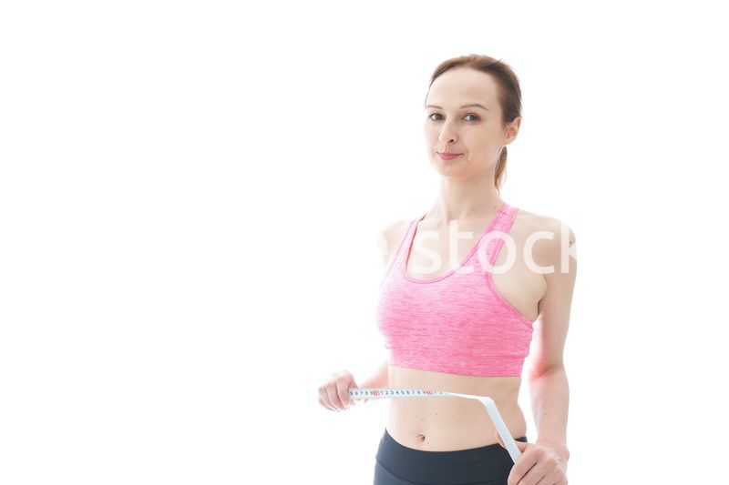 ダイエットをする若い女性