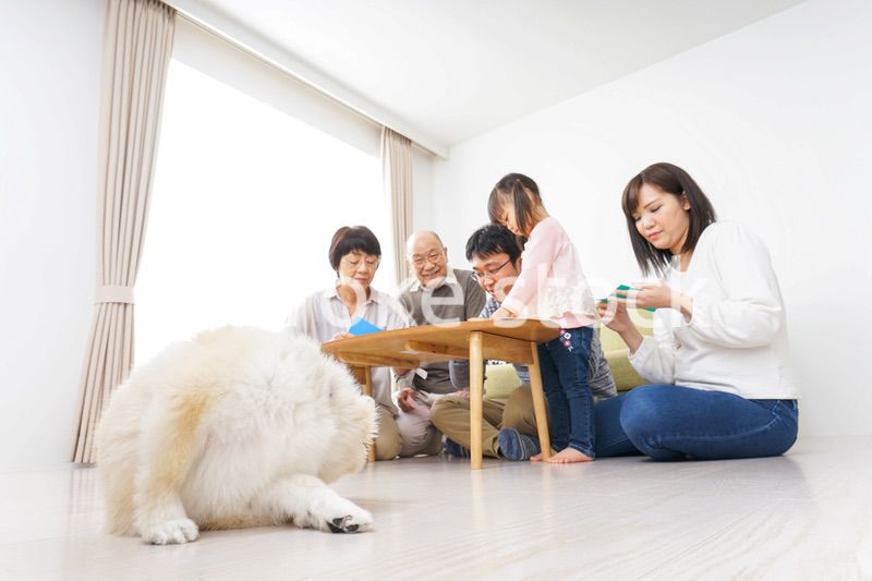 折り紙で遊ぶ子供と家族