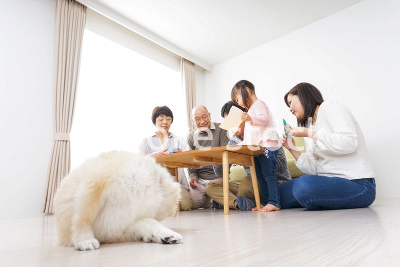 折り紙で遊ぶ子供と家族