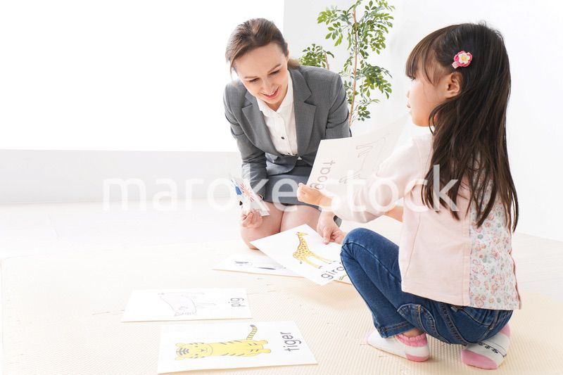 英語教室でネイティブ教師の授業を受ける子ども