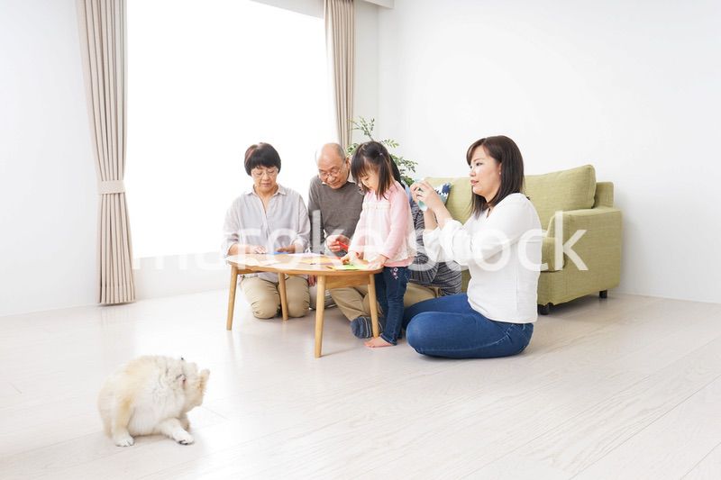 折り紙で遊ぶ子供と家族