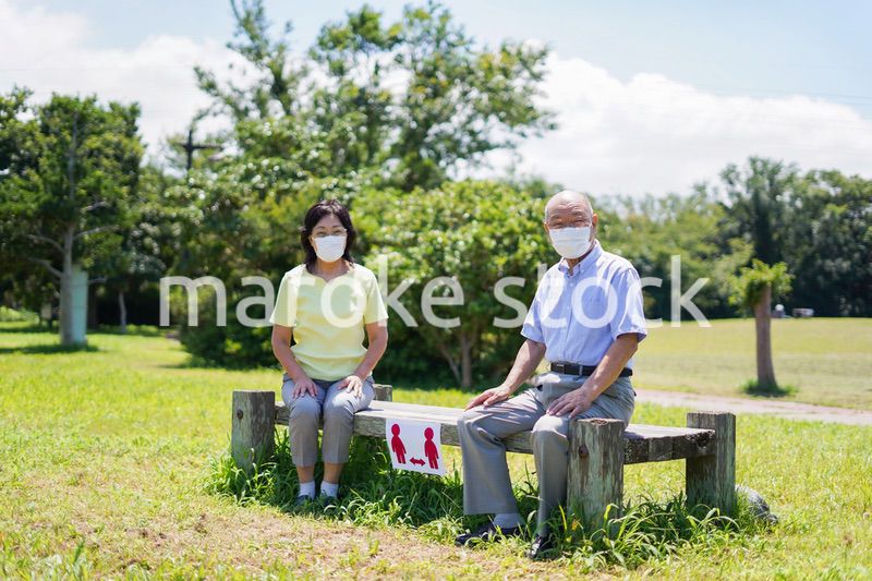 ソーシャルディスタンスを確保しコロナウイルス感染を予防する高齢者