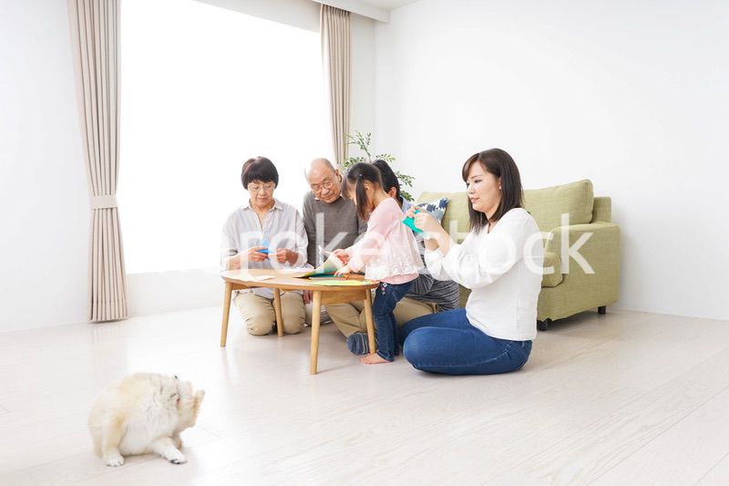 折り紙で遊ぶ子供と家族