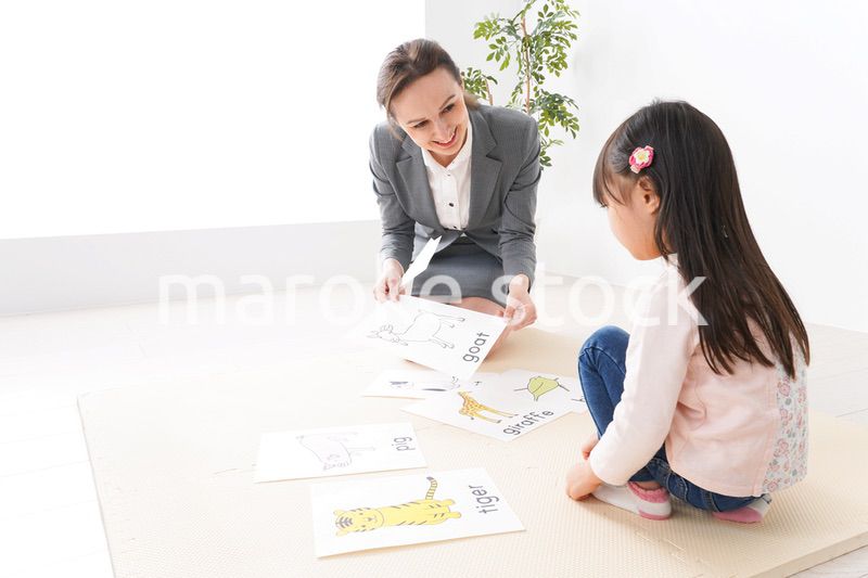 ネイティブスピーカーと英語を勉強する子ども