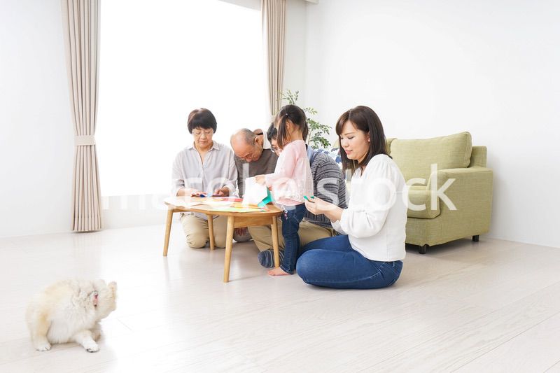 折り紙で遊ぶ子供と家族