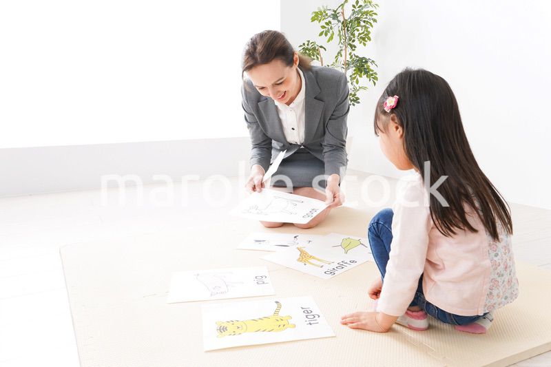 ネイティブスピーカーと英語を勉強する子ども