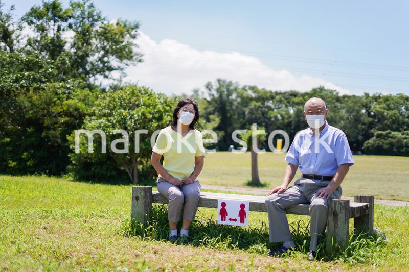 ソーシャルディスタンスを確保しコロナウイルス感染を予防する高齢者