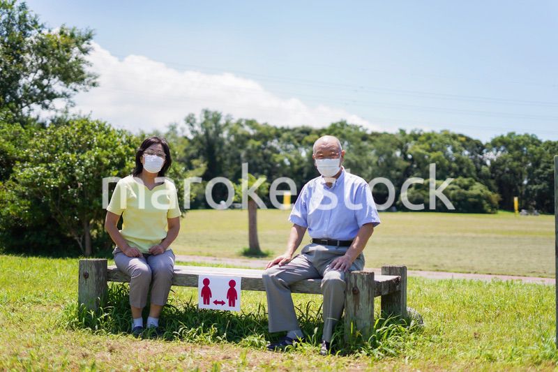 ソーシャルディスタンスを確保しコロナウイルス感染を予防する高齢者