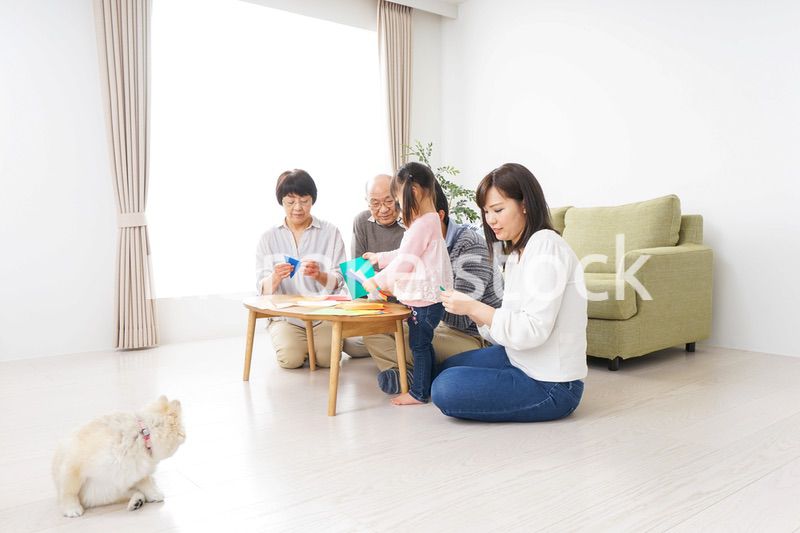 折り紙で遊ぶ子供と家族