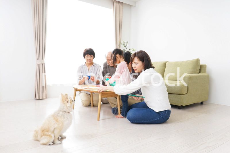 折り紙で遊ぶ子供と家族