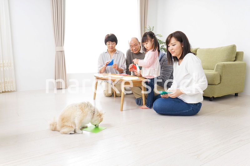 折り紙で遊ぶ子供と家族